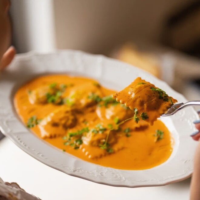 Равиоли с щукой, креветкой и песто, томатно-сливочный соус
